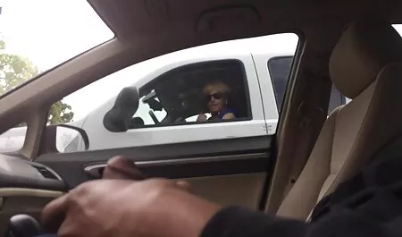 Червенокоса безплатни секс видеа прецака трудно, докато чака автобуса.