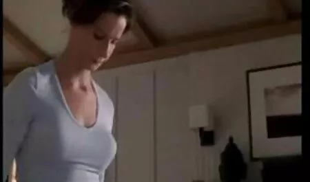 Млада брюнетка прецака по секс видео безплатно време на масаж