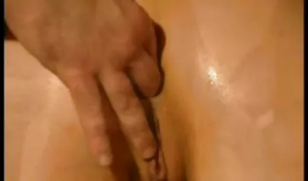 Янки блондинка Никол смазва космат порно с бабки задник