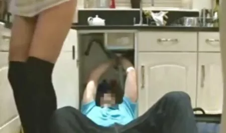 Червенокоса червенокоса Лорън Филипс иска сметана аполония лапиедра на гърдите си