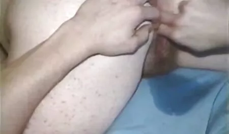 Кейси Уорнър носи косматия аполония лапиедра си Л. в града