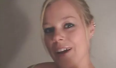 - Голяма плячка Джесика nejno porno Райън в големи пилешки гърди