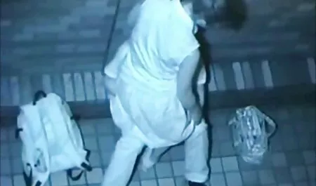 Японски модел на безплатни секс видеа кълцане петел, докато е