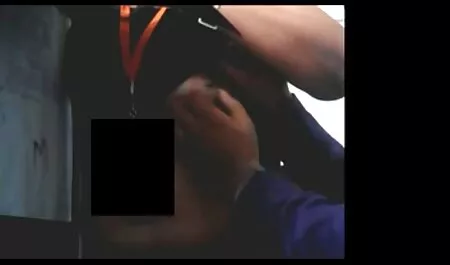 Криси хванат в обществена тоалетна секс видео безплатно
