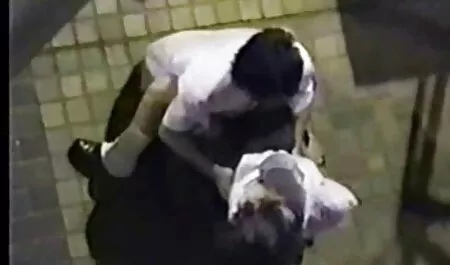 Двама души не безплатно секс видео играят на криеница в гората.