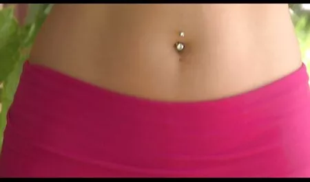 Блондинка брюнетка играе красив секс и облизва вагината