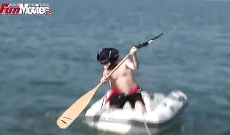 Busty брюнетка мастурбира в безплатно порн колата