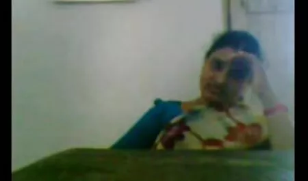 Сладка брюнетка Свирка besplatno porno леко докосване