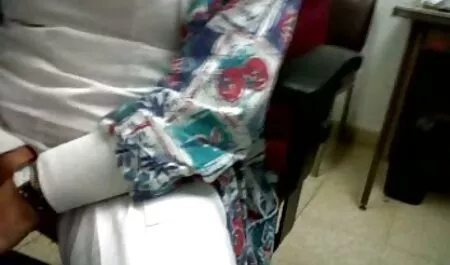 Дядо дяволите тийнейджър в басейна дава празнене лицето си за младо момиче besplatno porno