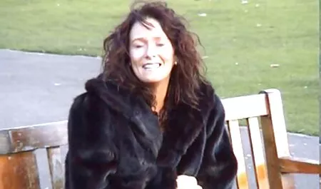 Блондинката е в банята, порно на масажи наредено й е да отиде да я види.